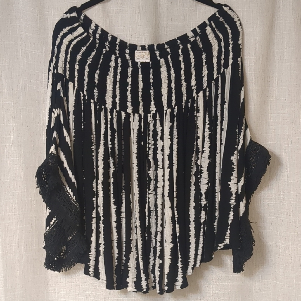Mud Pie Black & White Flowy Blouse